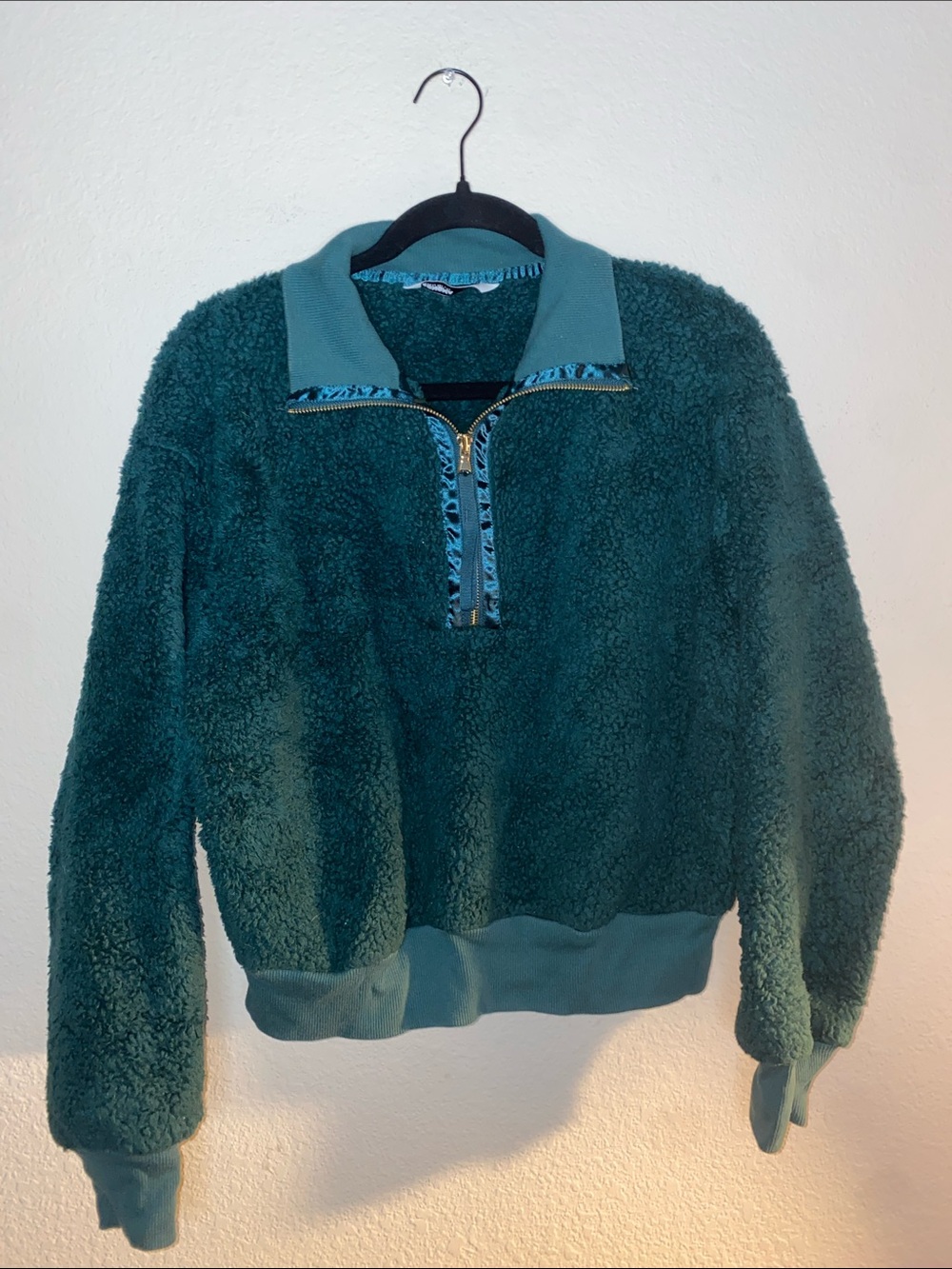 🐛 Cozy dark green sherpa quarter-zip pullover!